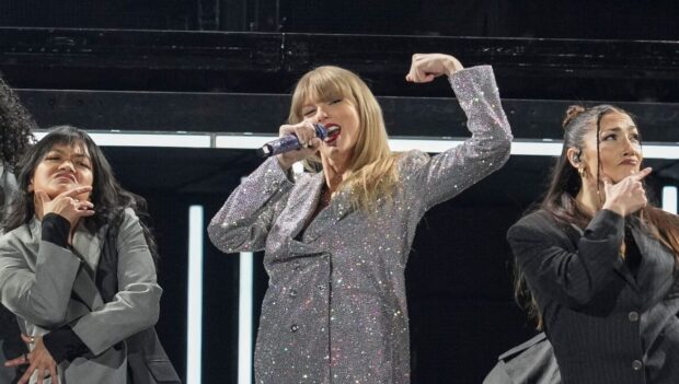 Taylor Swift während ihrer "Eras Tour" in Tokio. © picture alliance / ASSOCIATED PRESS | Toru Hanai